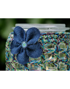 Umhäkelte Windlichter mit Jeansblumen - blau-grün