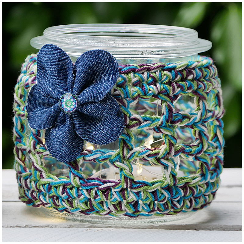 Umhäkelte Windlichter mit Jeansblumen - blau-grün