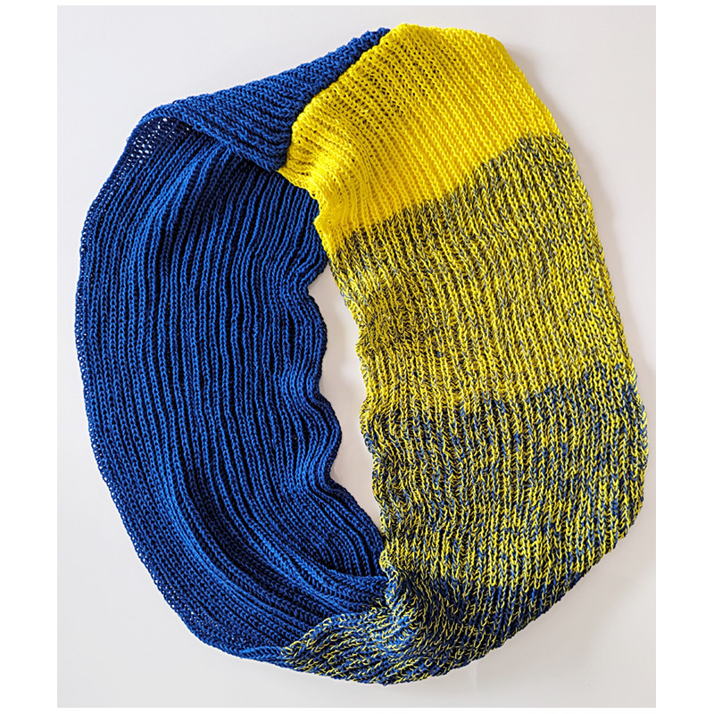 Handgestrickter Loop-Schal in Blau- und Gelbtönen