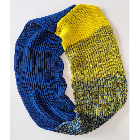 Handgestrickter Loop-Schal in Blau- und Gelbtönen