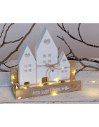 Häuser im 3er-Set auf Holztablett