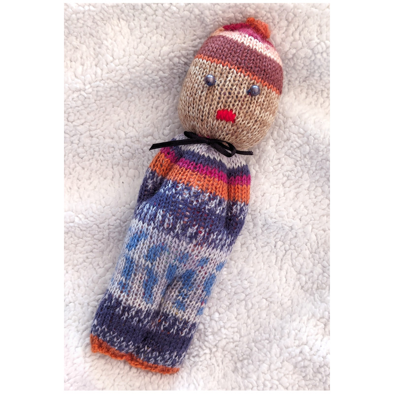 Handgestrickte Kuschelpuppe